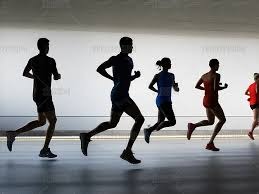 暖心！詹姆斯6年前在开拓者主场撞翻女服务员 本场赛前冲刺送上拥抱